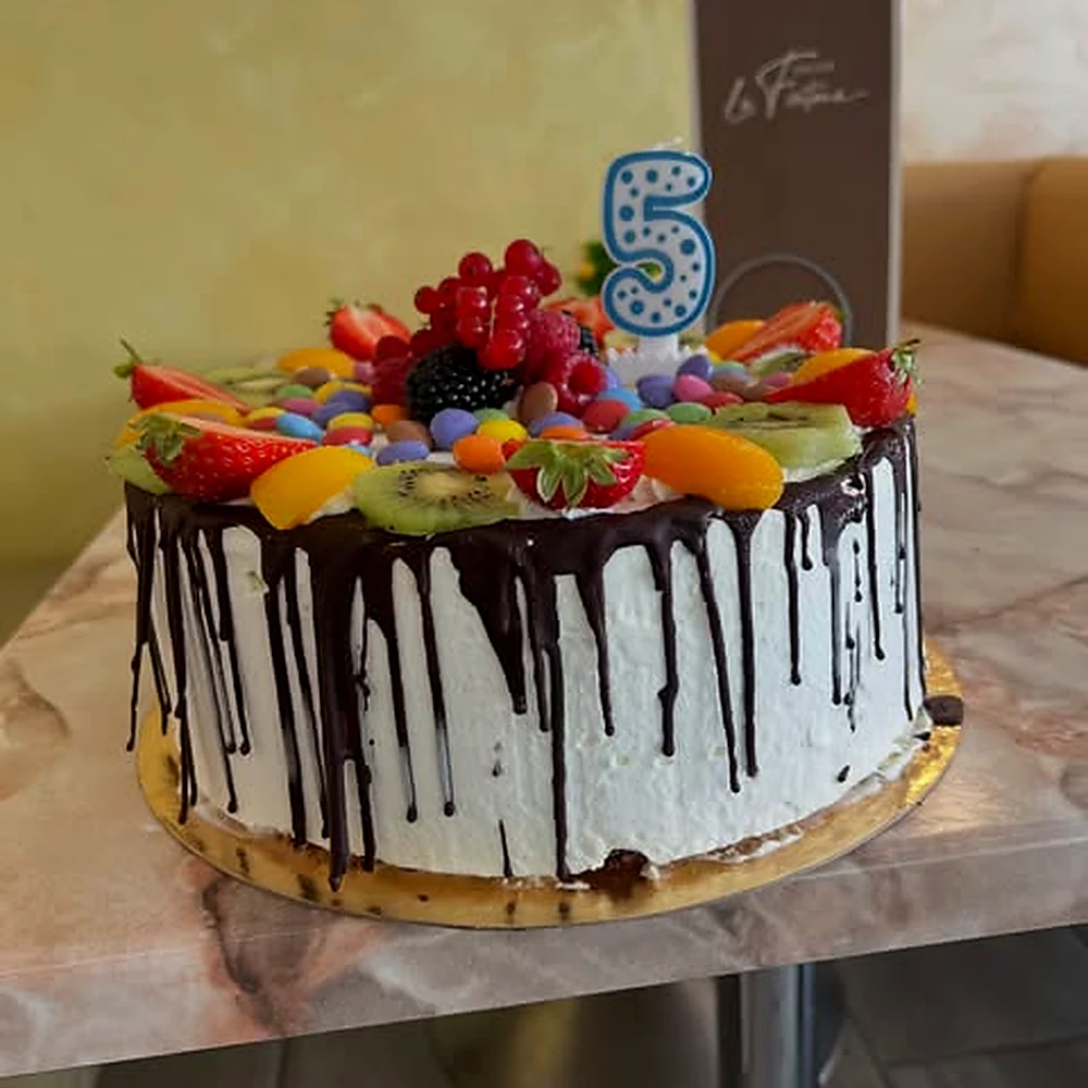 Festliche Eistorte mit Früchten