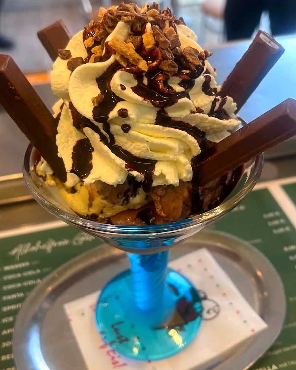 Großer Schokoladen-Eisbecher