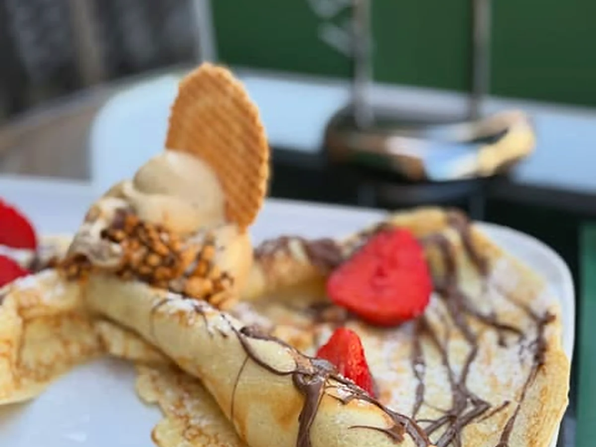 Crêpe mit Gelato, Früchten und Schokoladensauce