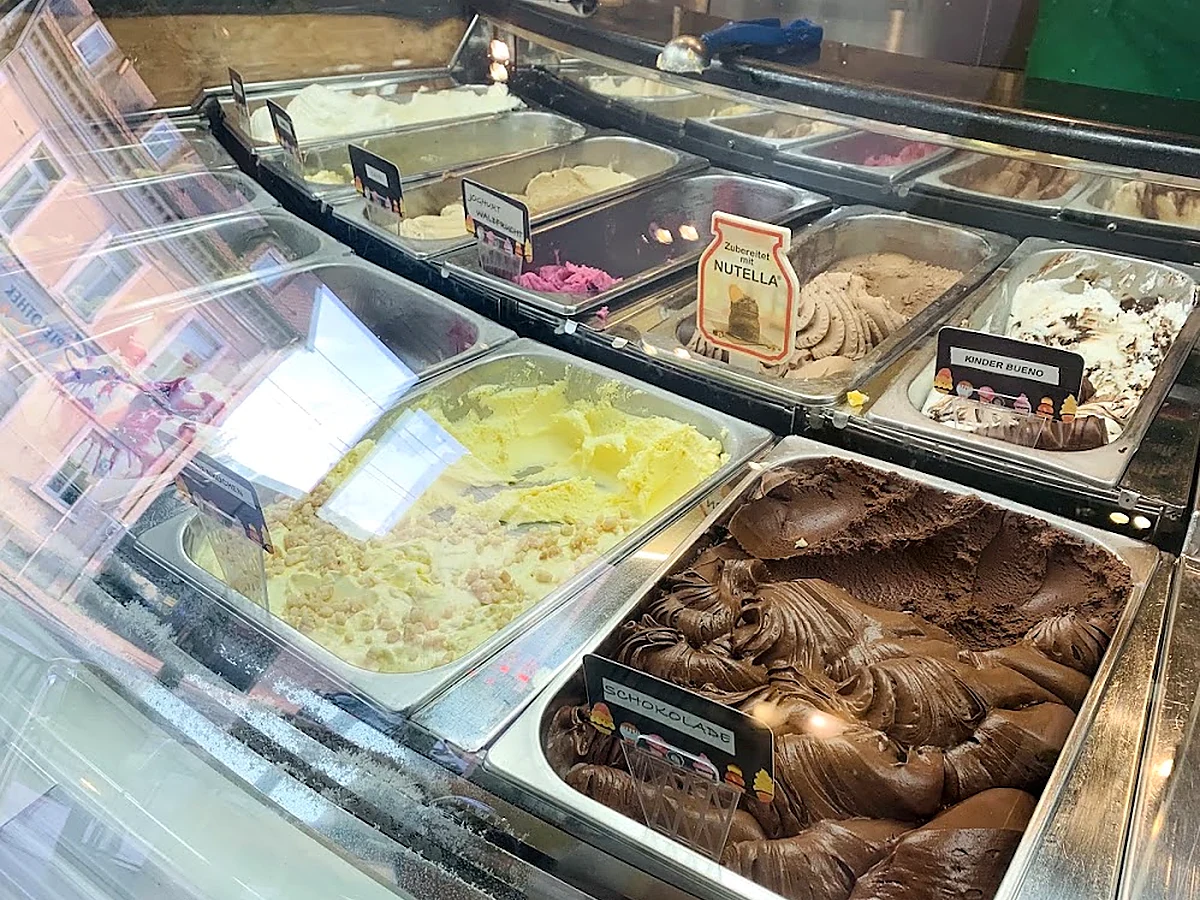 Blick in die gut gefüllte Gelato-Theke von La Fontana