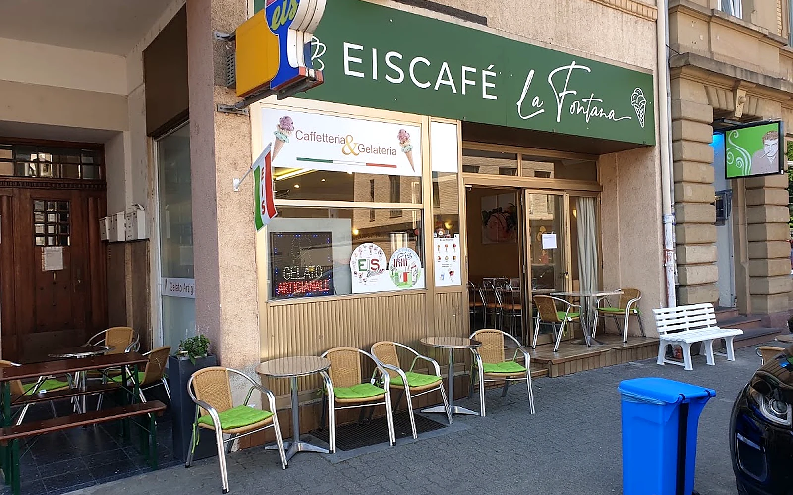 Fassade und Außensitzplätze des Eiscafé La Fontana