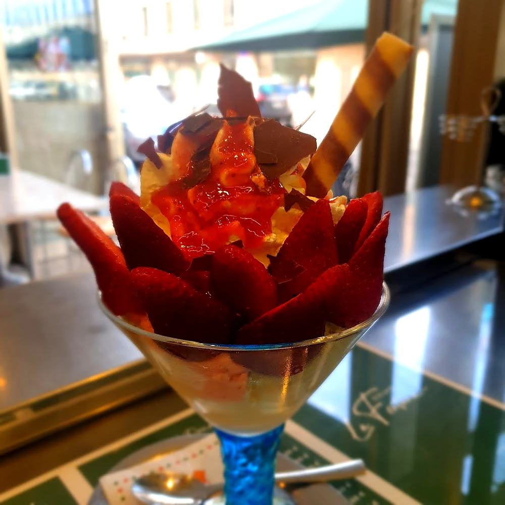 Erdbeerbecher mit frischen Erdbeeren